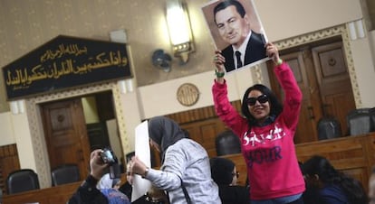 Simpatizantes de Mubarak tras la resolución judicial.