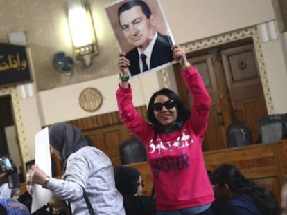 Simpatizantes de Mubarak tras la resolución judicial.