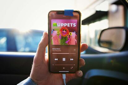 Carha de un iPhone de Apple por cable