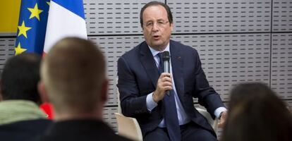 François Hollande com estudantes de um instituto de indústria artesanal.