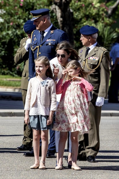 Primer acto oficial de las infantas Leonor y Sofía, con la princesa Letizia, en los actos conmemorativos del 25 aniversario de la XLI promoción de tenientes de la Academia General del Aire (AGA), de la que el Príncipe Felipe forma parte en la Academia General del Aire de San Javier (Murcia), el 2 de mayo de 2014.