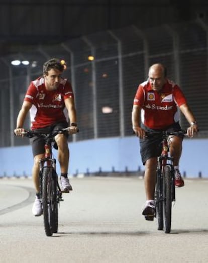 Fernando Alonso i Emilio Botín, recorrent amb bici el circuit de Singapur.
