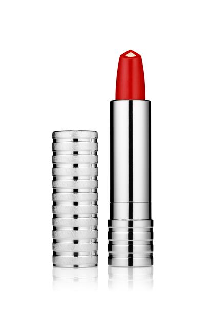 Dramatically Different Lipstick , tono 19 Firecracker, de Clarins (26€). Contiene un núcleo central lleno de péptidos y activos que suavizan. Su fórmula evita que se marquen las líneas y arrugas del labio durante 6 horas de uso.