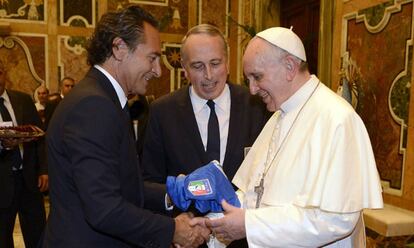 Cesare Prandelli visitó al Papa previo al Mundial de Brasil 2014.