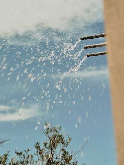 En el patio se instaló una ducha exterior de agua caliente y fría compuesta por tres tubos de acero galvanizado que sustituyen a la tradicional alcachofa.