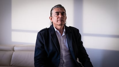 Gustavo Bolívar en su apartamento en Bogotá, el 18 de octubre de 2023.