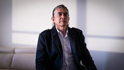 Gustavo Bolívar en su apartamento en Bogotá, el 18 de octubre de 2023.