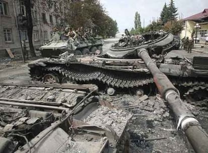 Soldados rusos patrullan las calles de Tsjinvali a bordo de un blindado entre los restos de tanques georgianos destrozados.