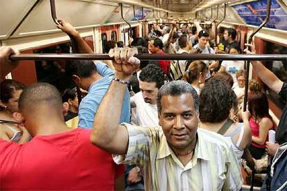 El sacerdote anglicano Luis Barrios, en el metro de Madrid.