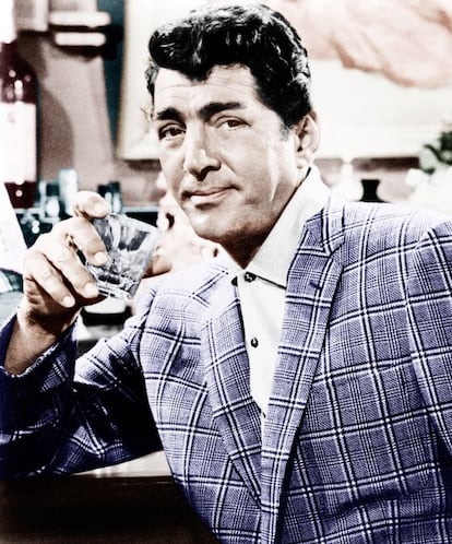 Dean Martin, con su whisky, en 'Bésame, tonto' (1964), de Billy Wilder.