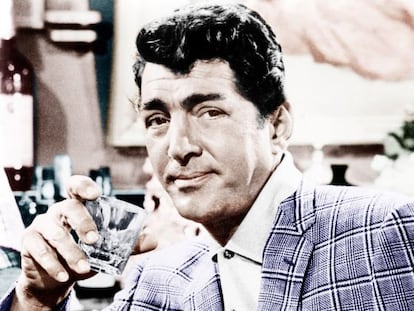 Dean Martin, con su whisky, en 'Bésame, tonto' (1964), de Billy Wilder.