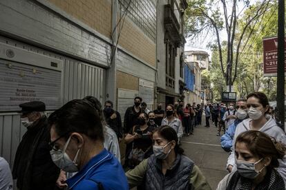 Ciudadanos esperan su turno en el exterior de una casilla en Ciudad de México. Como medida de prevención ante la pandemia, los votantes esperan en el exterior su turno.