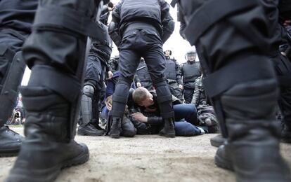 Un grupo de policías detienen a un grupo de manifestantes durante su protesta contra Vladimir Putin en Moscú.