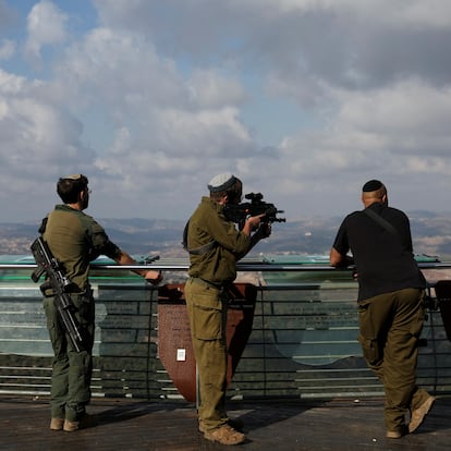 An Israeli soldier looks though the scope of a rifle into southern Lebanon from Israel, amid ongoing hostilities between Hezbollah and Israeli forces, northern Israel, November 4, 2024. REUTERS/Violeta Santos Moura