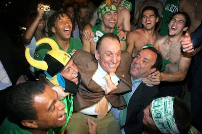 Manuel Ruiz de Lopera (centro), es manteado por los jugadores Denilson, Joaquín, Benjamín, Dani, Juanito y Melli (de izquierda a derecha) durante la celebración en Sevilla de la clasificación del Betis para jugar la Liga de Campeones, el 30 de mayo de 2005. 