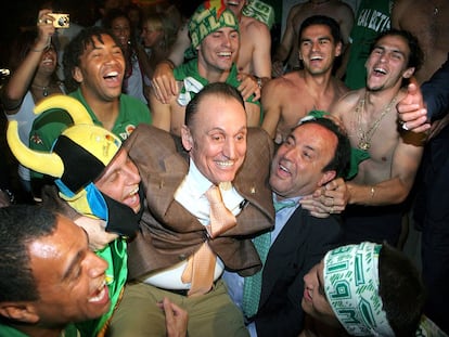 Manuel Ruiz de Lopera (c), manteado por los jugadores Denilson, Joaquín, Benjamín, Dani, Juanito y Melli (izq. a dcha) durante la celebración de la clasificación del Betis para la Liga de Campeones.