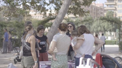 Un grupo de madres se informa en un estand de la asociación El Parto es Nuestro.