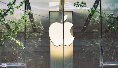 Logo de Apple en instalaciones de la compañía.