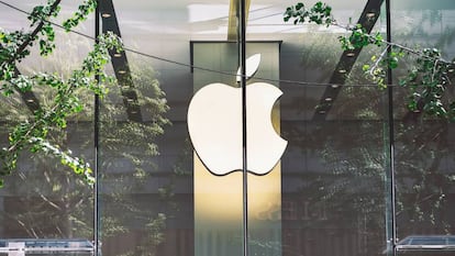 Apple se ve lastrada por la caída en ventas del iPhone pero logra cifras récord en servicios 