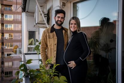 Paloma y Víctor, una pareja que espera su primer hijo para este enero, en su casa de Madrid.