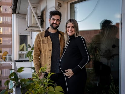 Paloma y Víctor, una pareja que espera su primer hijo para este enero, en su casa de Madrid.