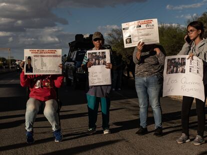 Relatives, friends and neighbors of the young people murdered in Zacatecas, during a demonstration, on September 26.