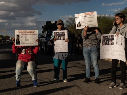 Familiares, amigos y vecinos de los jóvenes asesinados en Zacatecas, durante una manifestación, el pasado 26 de septiembre.