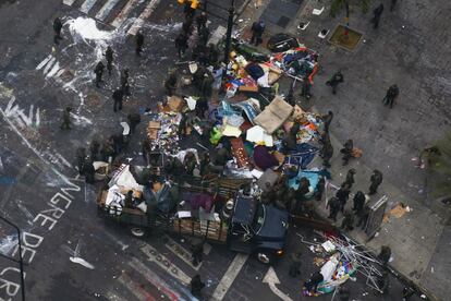 Agentes de la Guardia Nacional venezolana desmantelan un campamento levantado por manifestantes antigubernamentales frente a las oficinas de la ONU en el distrito de Chacao, en Caracas, Venezuela.