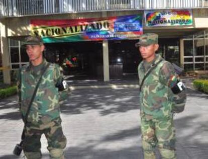 Dos militares hacen guardia en la empresa Transportadora de Electricidad (TDE), filial expropiada de la española Red Eléctrica de España (REE), en Cochabamba (Bolivia). EFE/Archivo