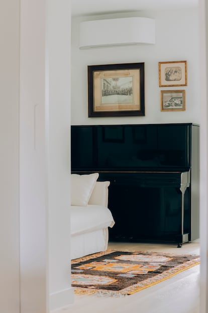 Una de las antiguas habitaciones funciona ahora como pequeña sala de estar y de música.