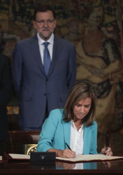 La ministra de Sanidad, Ana Mato, firma el Pacto por la Sostenibilidad y Calidad del Sistema Nacional de Salud en presencia de Mariano Rajoy. 