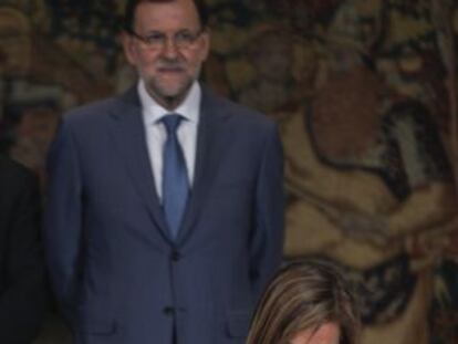 La ministra de Sanidad, Ana Mato, firma el Pacto por la Sostenibilidad y Calidad del Sistema Nacional de Salud en presencia de Mariano Rajoy. 
