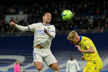 Hazard trata de rematar con la cabeza en el partido del Real Madrid contra el Cádiz.