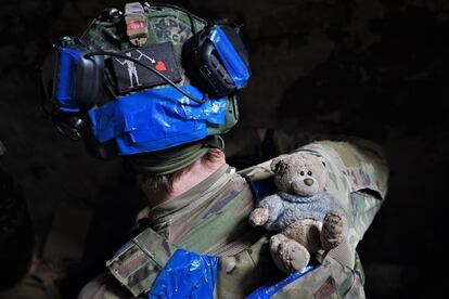 August, de 26 años, que luce en su uniforme un peluche que perteneció a un compañero caído en Mariupol, fotografiado el jueves en el frente de Zaporiyia.