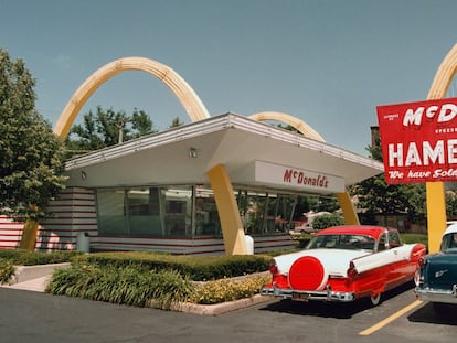 El arquitecto Stanley Clark Meston empleó el rojo y el amarillo en 1953, cuando los dos hijos del fundador de la compañía le propusieron diseñar un McDonald’s de carretera que pudiera convertirse en restaurante franquicia.