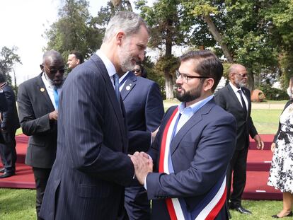 El Rey Felipe VI saluda al nuevo presidente de Chile, Gabriel Boric