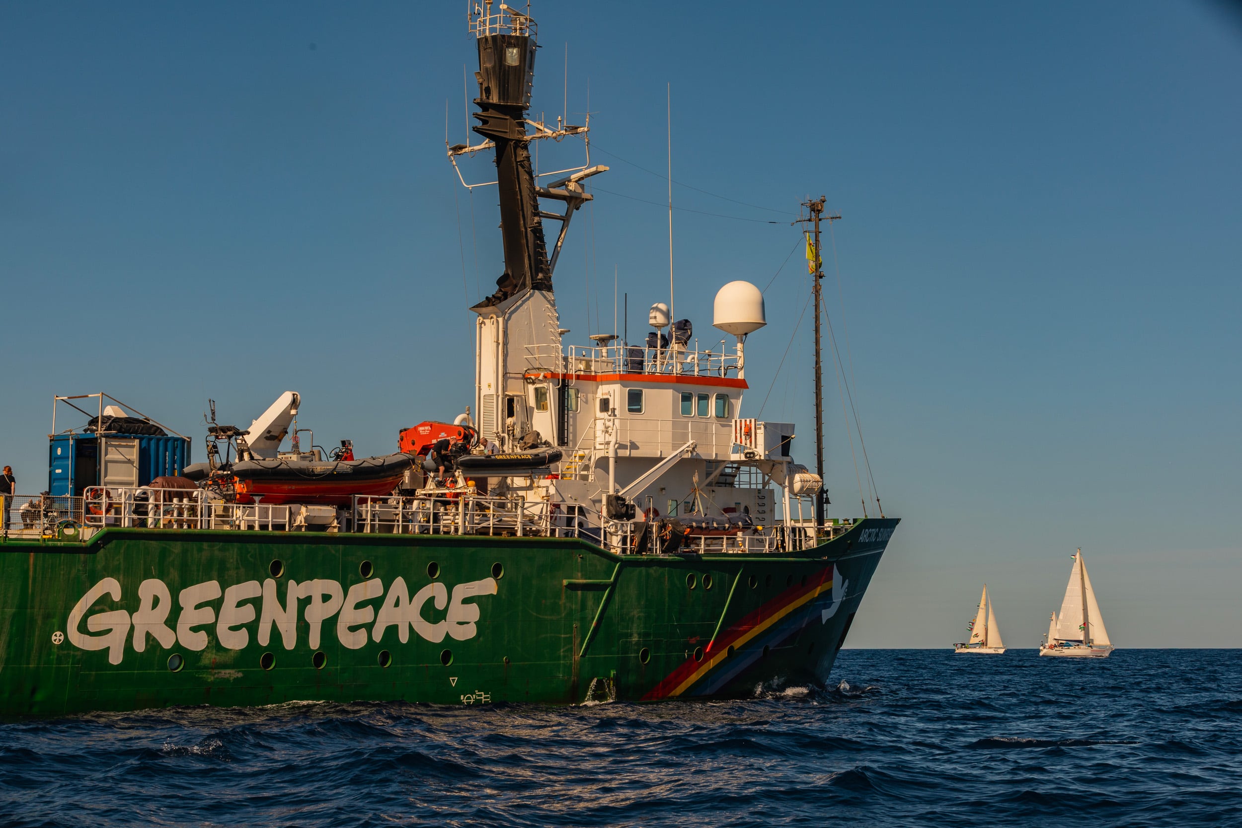 La nueva flotilla para Gaza intenta bloquear un buque con supuestos suministros militares para Israel