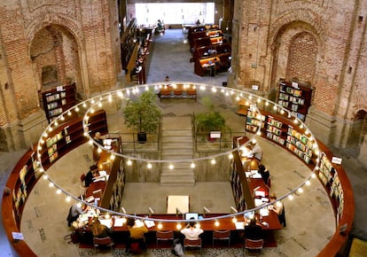 Nave y ábside de la antigua iglesia que ocupa la biblioteca de las Escuelas Pías de Lavapiés, en Madrid, un centro adscrito a la UNED.