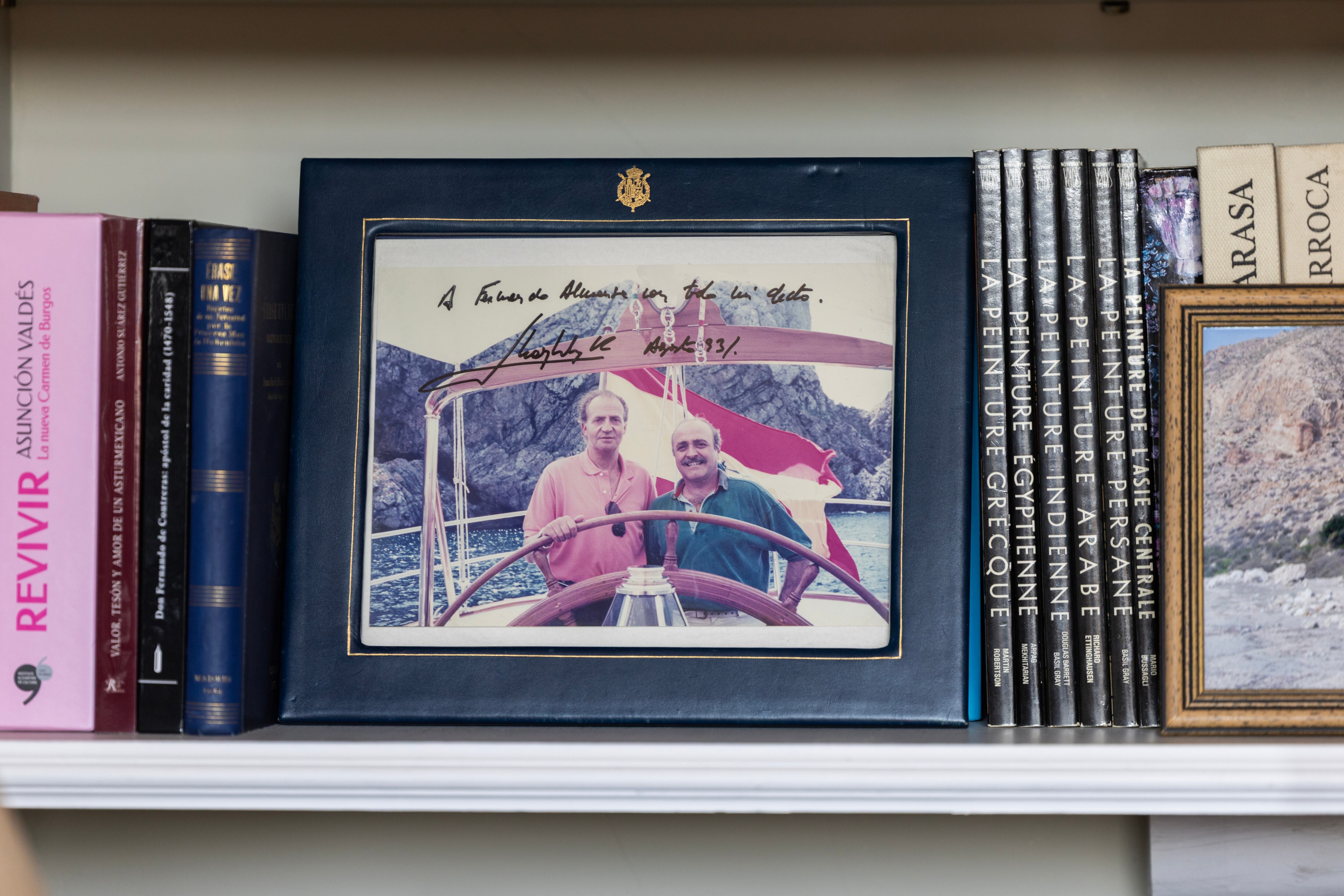 Detalle de una fotografía en casa de Fernando Almansa, exjefe de la Casa del Rey, junto a don Juan Carlos. 