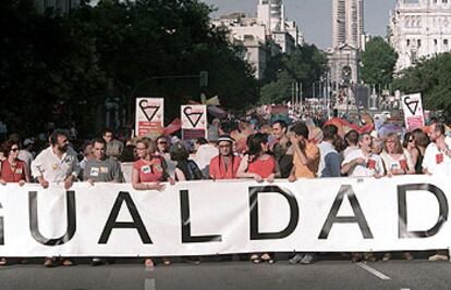 Cabecera de la manifestación del Día del Orgullo Gay, en junio de 2001 en Madrid.