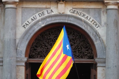 Una 'estelada' ondea frente al Palau de la Generalitat, en una imagen de archivo.