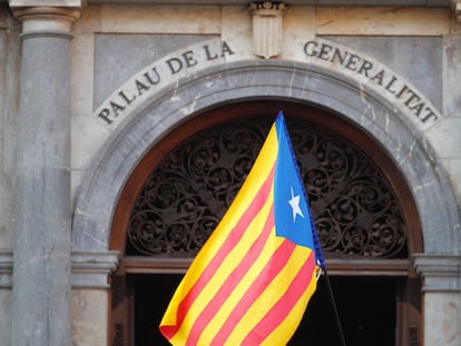 Una 'estelada' ondea frente al Palau de la Generalitat, en una imagen de archivo.