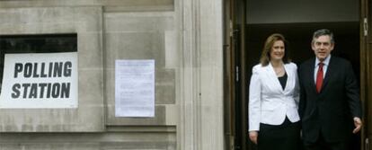 El primer ministro británico, Gordon Brown, y su esposa abandonan el colegio electoral después de votar en Londres.