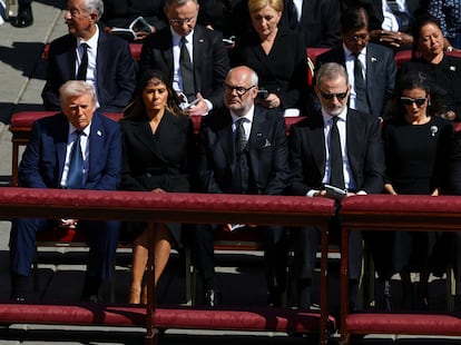 De izquierda a derecha, el presidente de EE.UU. Donald Trump y su esposa Melania, el presidente de Estonia, Alar Karis, y los reyes Felipe y Letizia, durante el funeral del papa Francisco en la plaza de San Pedro del Vaticano. 