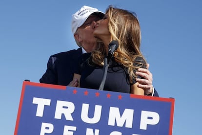 Donald Trump besa a su mujer Melania, en un acto de campaña en Wilmington, el 5 noviembre de 2016.