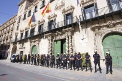 Un doble cordón de policía nacional y local custodia la fachada del Ayuntamiento de Alicante durante el pleno.