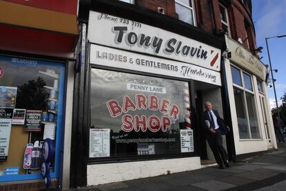 "There is a barber showing photographs / Of every head he's had the pleasure to have known / And all the people that come and go Stop and say hello". (Hay una barbería con fotografías / de cada cabeza que ha tenido el placer de conocer / Y toda la gente que viene y va / Para y dice hola). Esta es la barbería de la calle Penny lane que aparece en la canción de los Beatles así titulada. Hoy es parada obligatoria para los fans que realizan el Magic Mistery tour, una visita turística por los lugares de Liverpool que tienen relación con la banda.