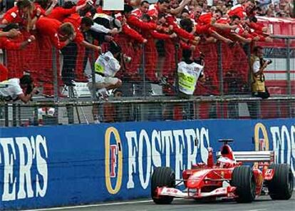 Barrichello celebra su victoria con el equipo Ferrari a bordo de su monoplaza.