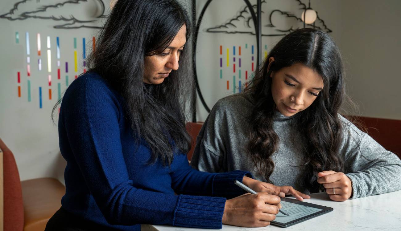 Dos mujeres utilizando Kindle Translate