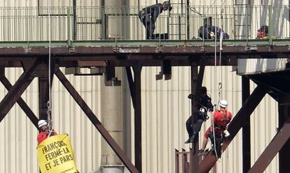 Gendarmes franceses arrestan activistas de Greenpeace en la planta nuclear de Tricastin.